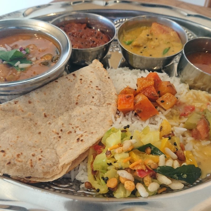 三種ミールスとチャパティー(タソガレスパイス五感屋)