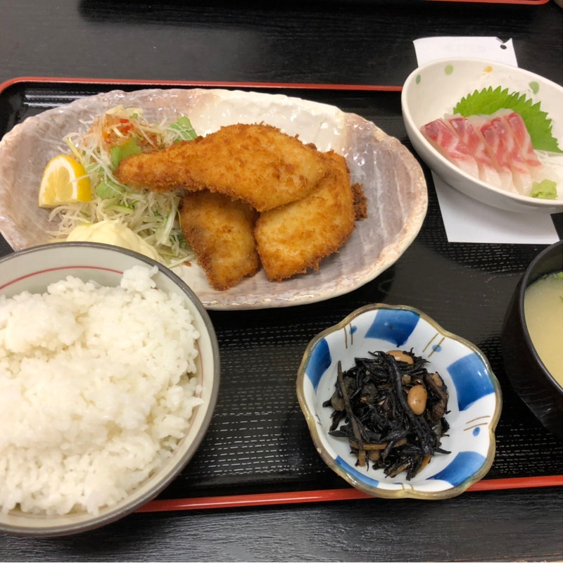 鯛フライ定食（オプションの刺身）(御食事処 福魚)