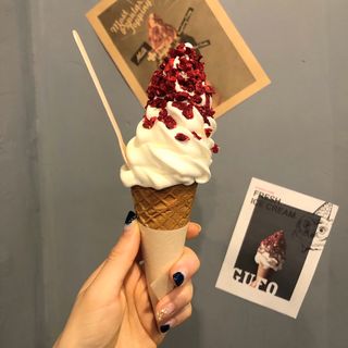 ミルクソフトクリーム　ラズベリークリスピートッピング(Groovy Ice Cream GUFO　グーフォ)