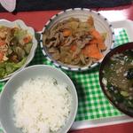 野菜炒めとサラダとインスタント味噌汁(実家)