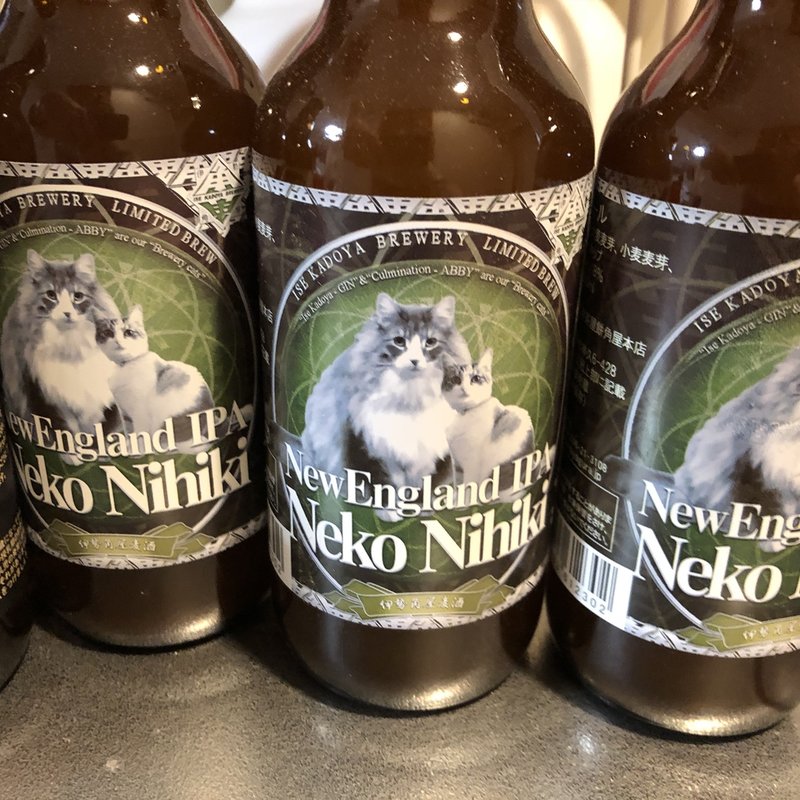 猫二匹(伊勢角屋麦酒蔵)