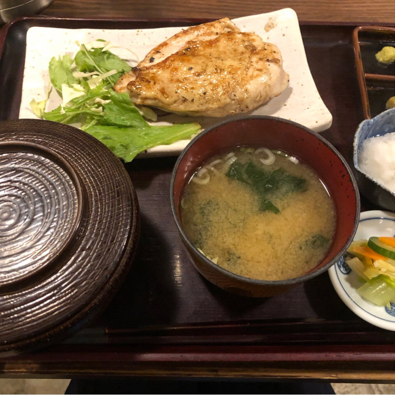 大山鶏の香味刺身ステーキ定食(炭火焼専門食処 白銀屋 大手町分店)