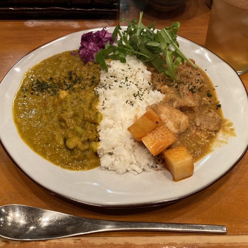 チキンカレーと豆カレーのあいがけ(おけい屋)