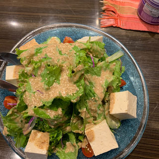 島豆腐サラダ(沖縄料理のライヴ居酒屋　うりずん)