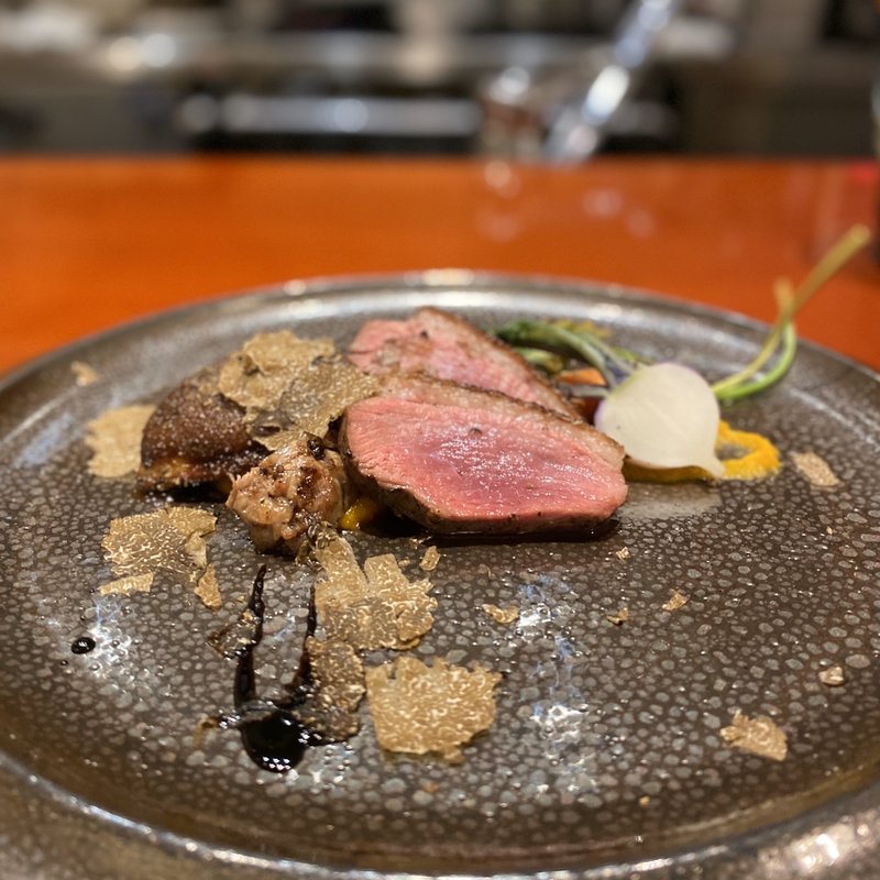 フランス産の鴨の炭火焼きとフォアグラ(うめもと)