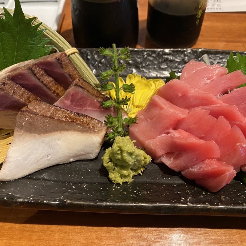 本鮪の中トロ刺身とハマチの塩たたき(デクの海小屋&千乃葉)