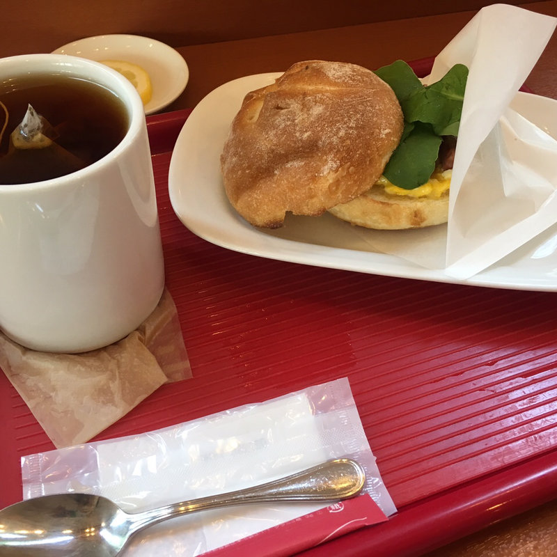 モーニングBセット カイザーサンド スクランブルエッグ&ベーコン(カフェ・ベローチェ栄四丁目広小路通店)