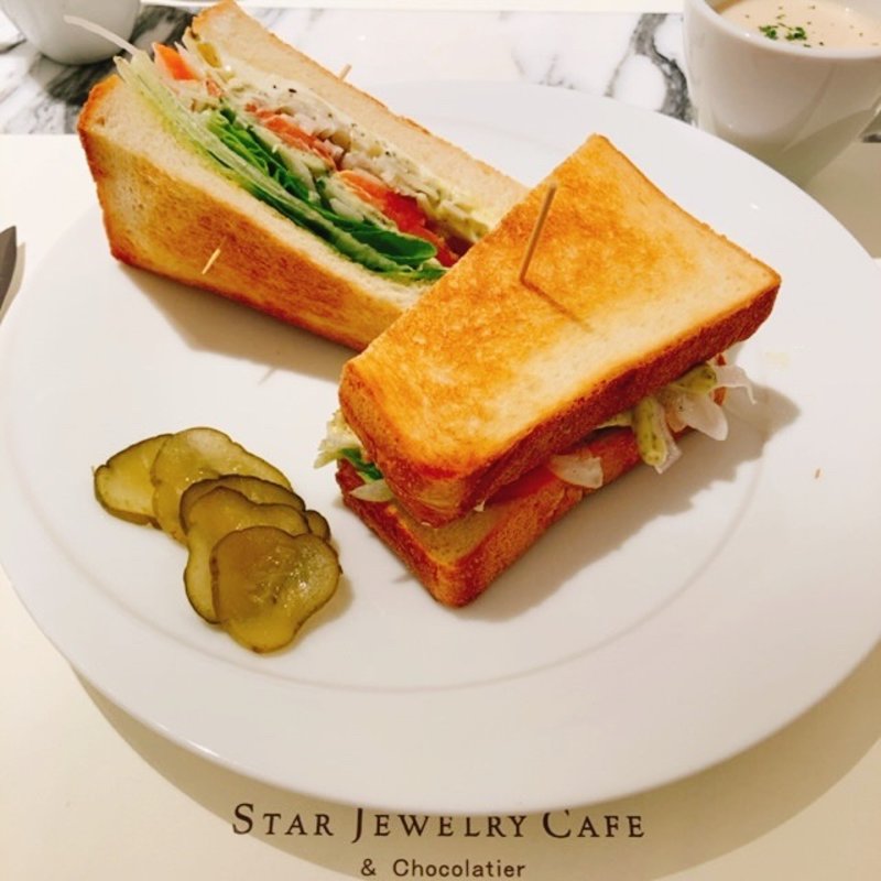 スモークサーモンのバジルクリームサンドウィッチ (STAR JEWELRY CAFE & Chocolatier)