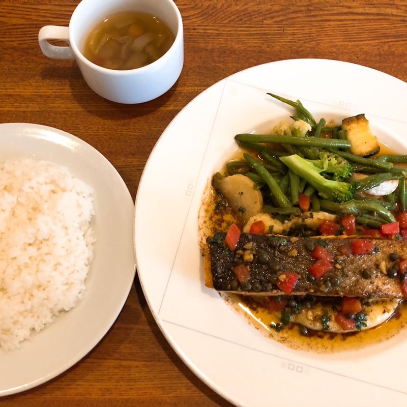 鮭のムニエル焦がしバターケッパーソース(レストラン・サカキ)