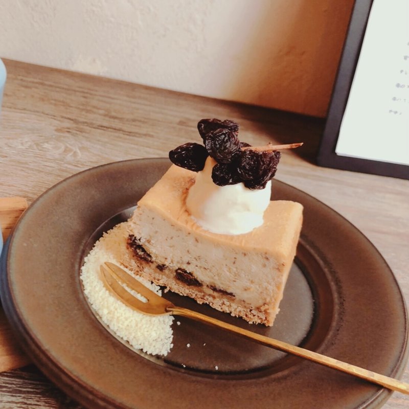 ラムレーズンのチーズケーキ(リトル ビレッジ カフェ  Little Village Cafe)