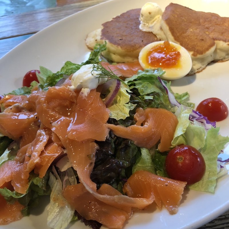 パンケーキ (サーモンサラダ)(コナズ珈琲 藤井寺店)