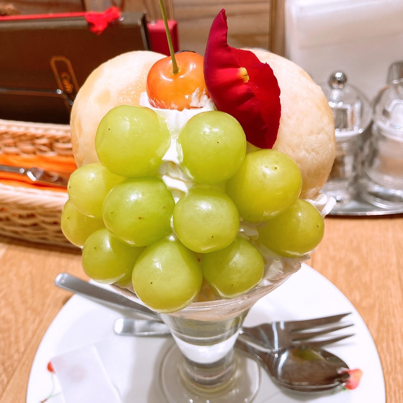 桃とシャインマスカットのパフェ(果実園リーベル 池袋店)