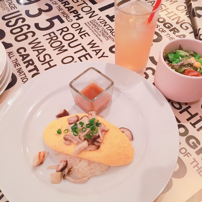 色々キノコのガーリックバター醤油オムライス(イタリア厨房 若王子 )