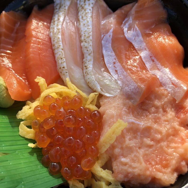 スペシャルサーモン丼(ふじ屋 どん八 足立竹の塚店)