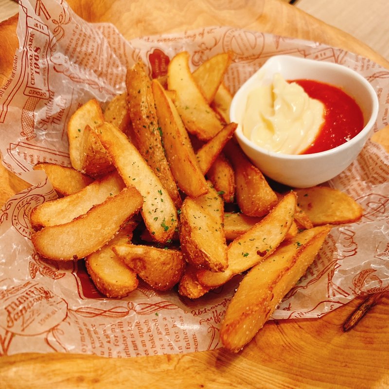 フライドポテトの2色のソースがけ(肉とホル。)