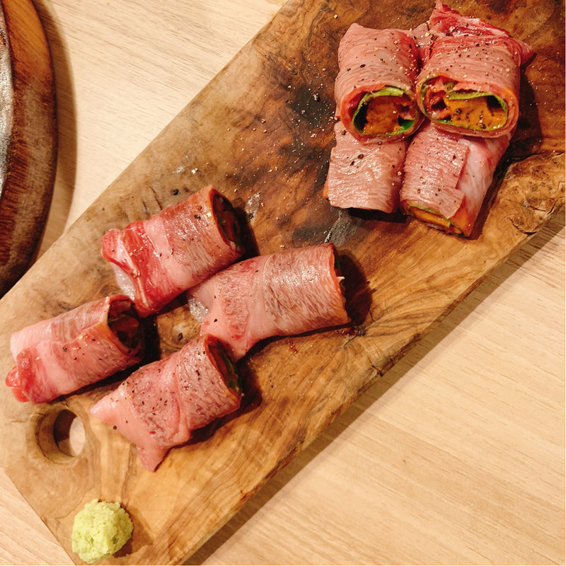 黒毛和牛のウニ巻き(肉とホル。)