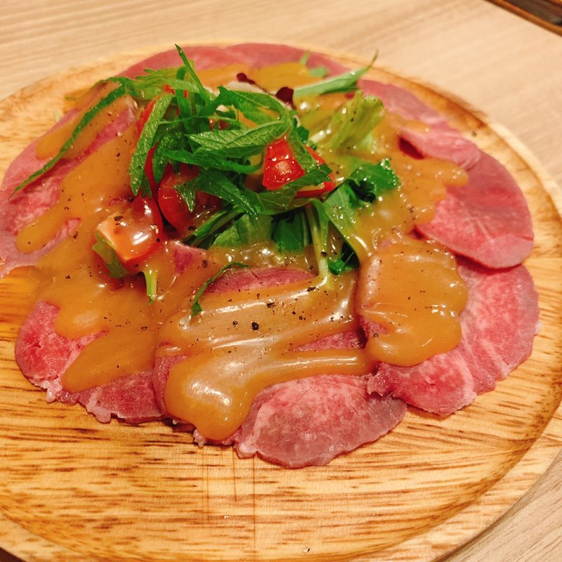 黒タンのカルパッチョ(肉とホル。)