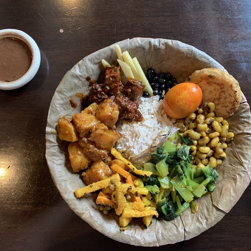 ネワール民族のサマエバジセット(ネパール本格料理ナングロガル)