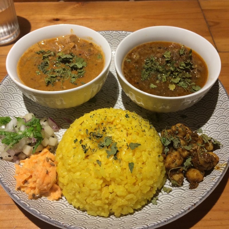 チキンカレーとマトンキーマの2種盛り(Dish curry&relish(ディッシュ カレー＆レリッシュ))