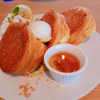 レモンカスタードクリームパンケーキ ソルトジェラート添え(湘南パンケーキ ランドマークプラザ店)
