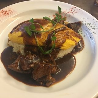 一番人気「柔らか国産牛ホホ肉シチューオムライス」(オムライス専門店 エグロン)