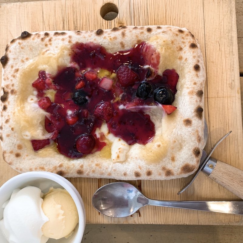 ベリーカスタードピッツァ(【A】PIZZA 池袋東通り本店)