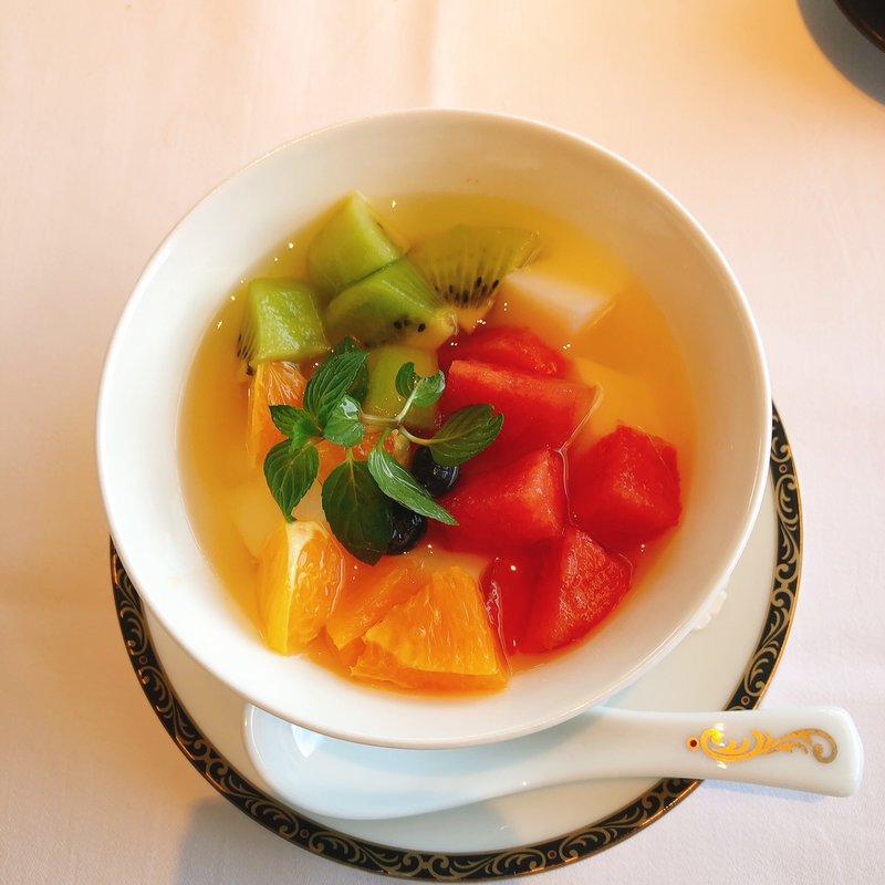 フルーツたっぷりの杏仁豆腐(銀座アスター お茶の水賓館)