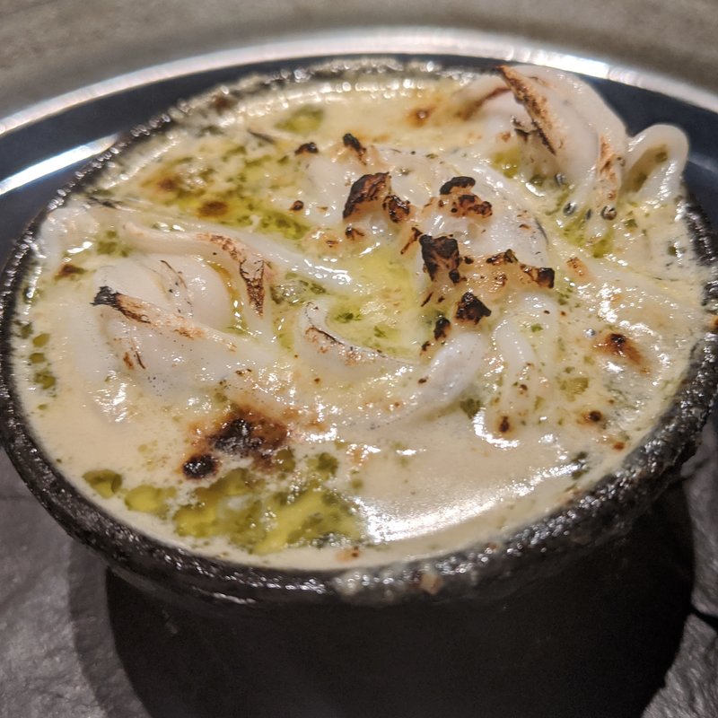 白魚、つぶ貝、たこ、香草バター焼き上げたブルゴーニュ風(ete)