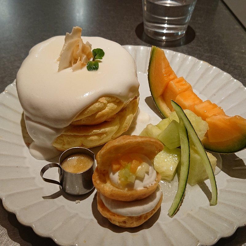 メロンとココナッツミルクのパンケーキ(レインボーパンケーキ （RAINBOW PANCAKE）)