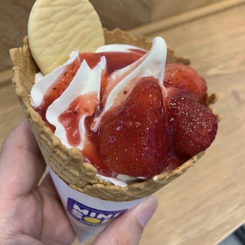 ワッフルソフトクリーム いちご(MINI SOF 吉祥寺サンロード店)