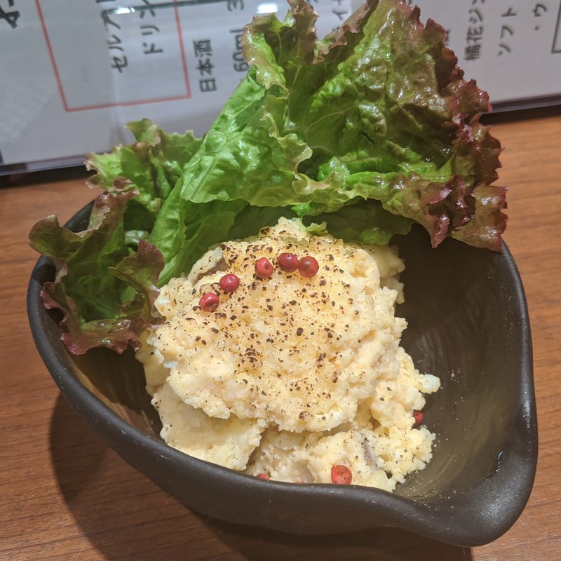 炙りチーズといぶりがっこの濃厚ポテサラ(浅野サカナ日本酒店)