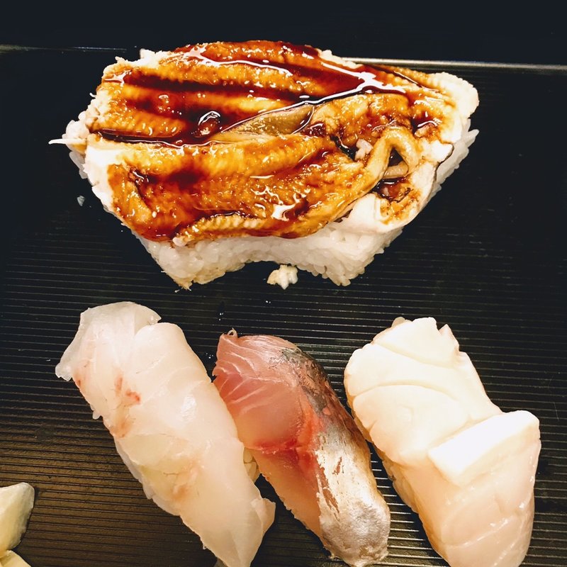 穴子押しずしとにぎりずし(割烹一平)