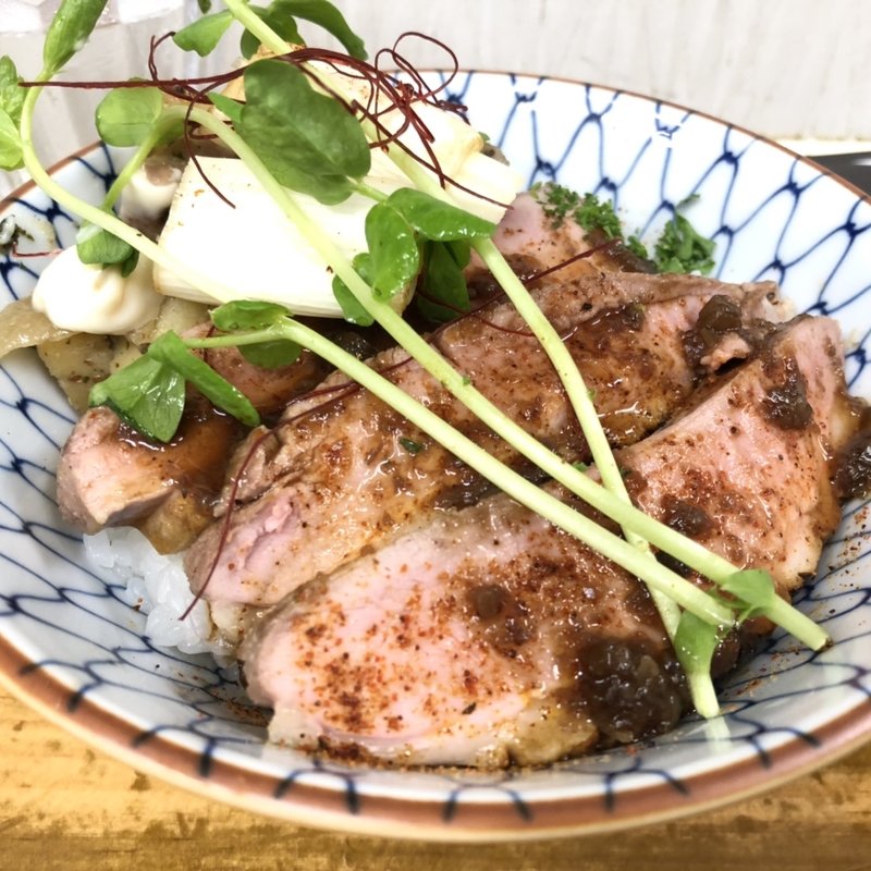 鴨ロースの赤ワインわさびソースジャーマンポテト添え(ラーメン専科 竹末食堂)