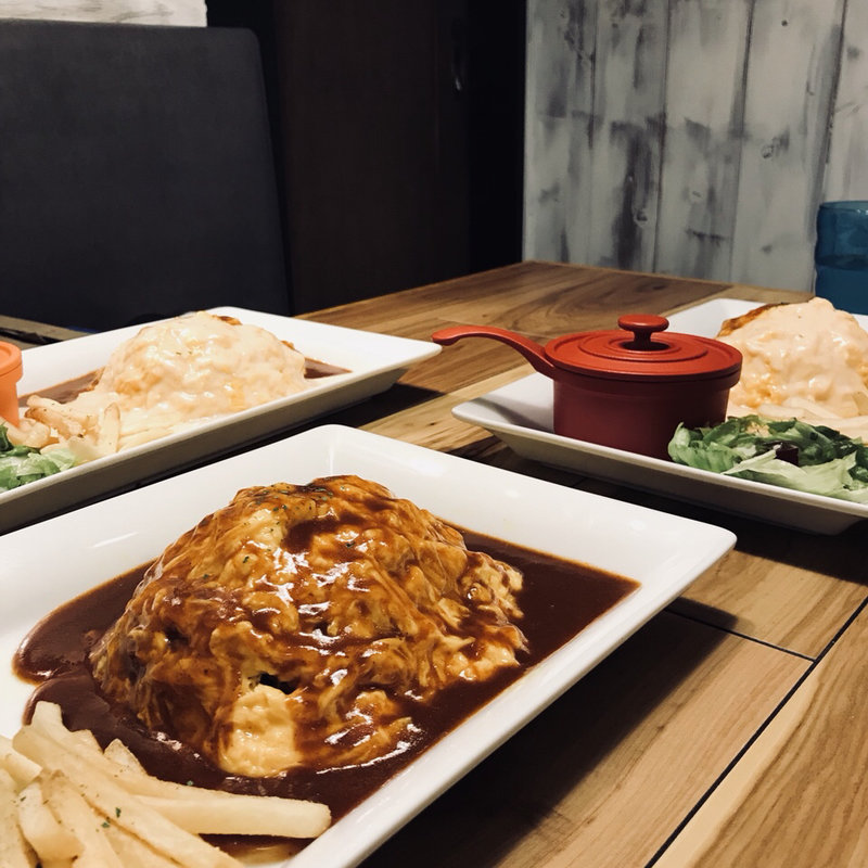 とろ〜りチーズ in ドライカレーオムライス(オムライスLABO)