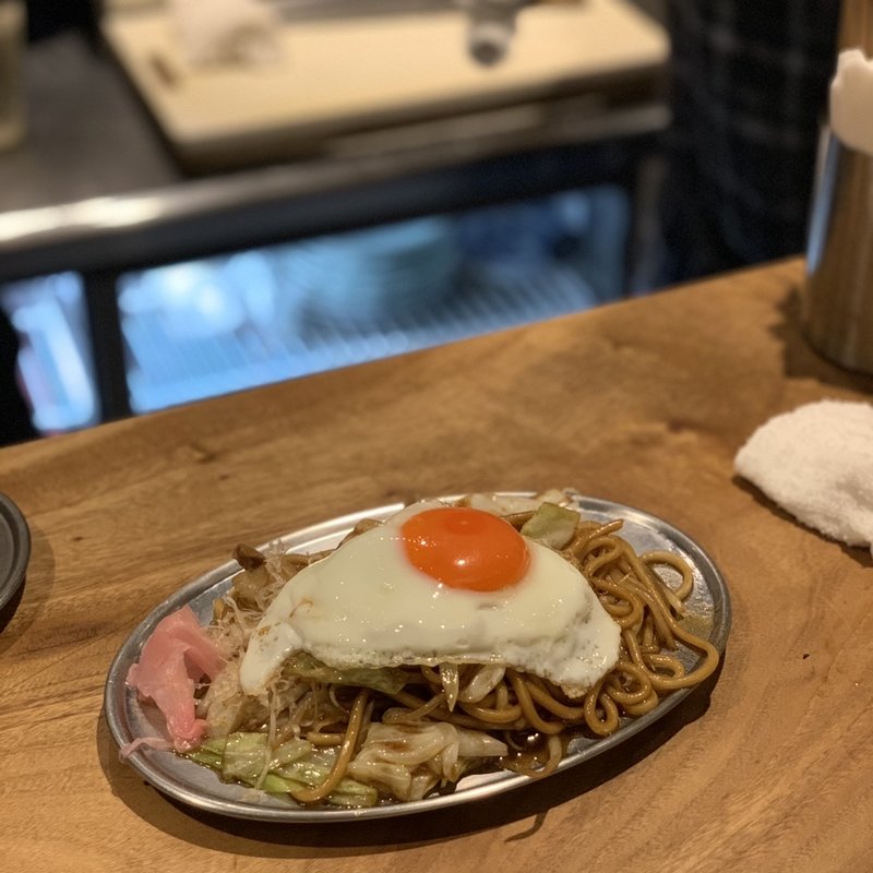 焼きそば 目玉焼きのせ(スタンド ニュー サンカク)
