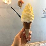 ミルクソフトクリーム ホワイトチョコレートトッピング(Groovy Ice Cream GUFO　グーフォ)