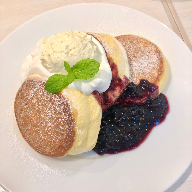 濃厚チーズムースパンケーキベリーソースがけ(幸せのパンケーキ 梅田店)