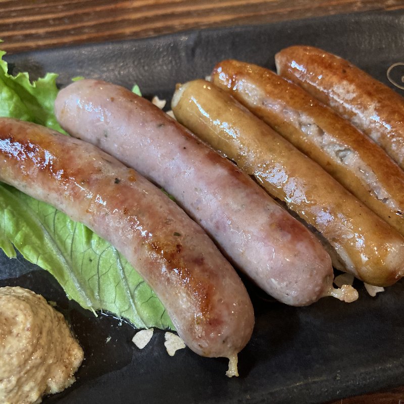 お肉屋さんの手作りソーセージ(鉄板焼まねき)