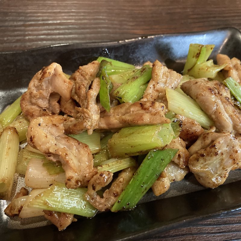 せせりとねぎの炒め物(鉄板焼まねき)