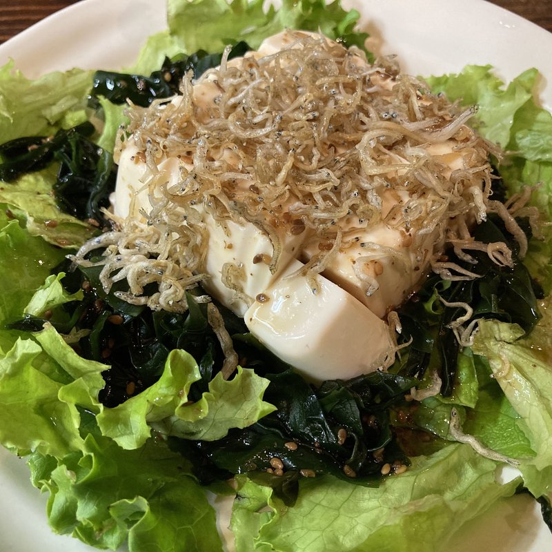 とうふとわかめのサラダ（炒りじゃこトッピング）(鉄板焼まねき)