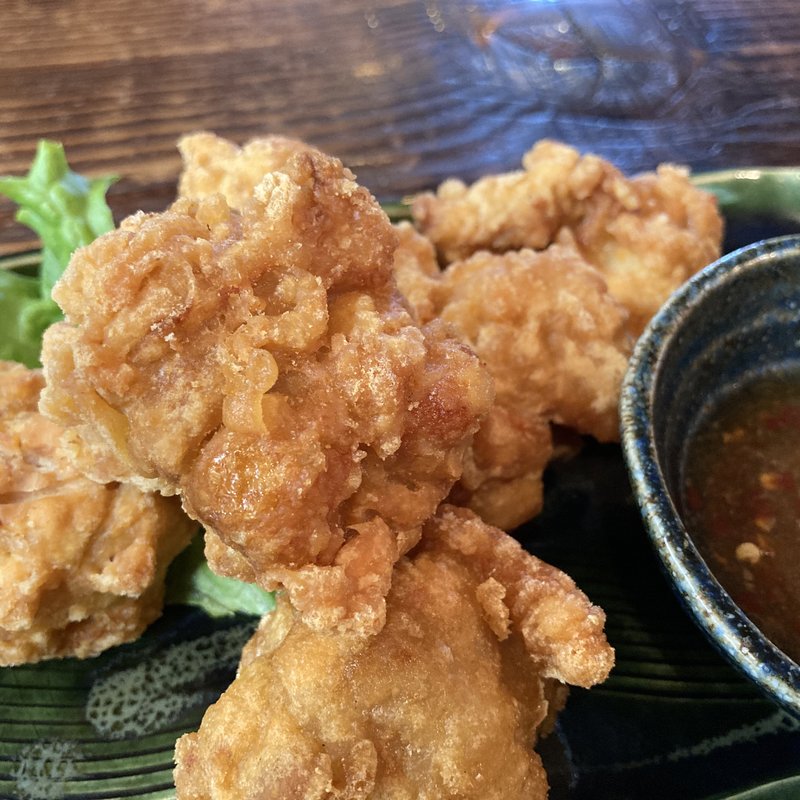 若鶏もも唐揚げ（スイートチリソース添え）(鉄板焼まねき)