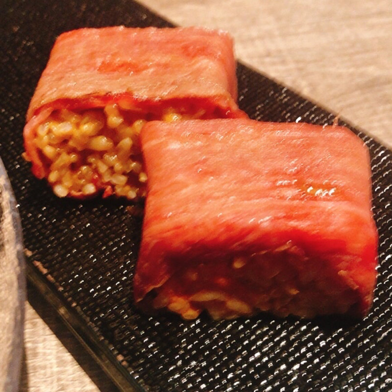 和牛とウニの押し寿司(にくがとう)