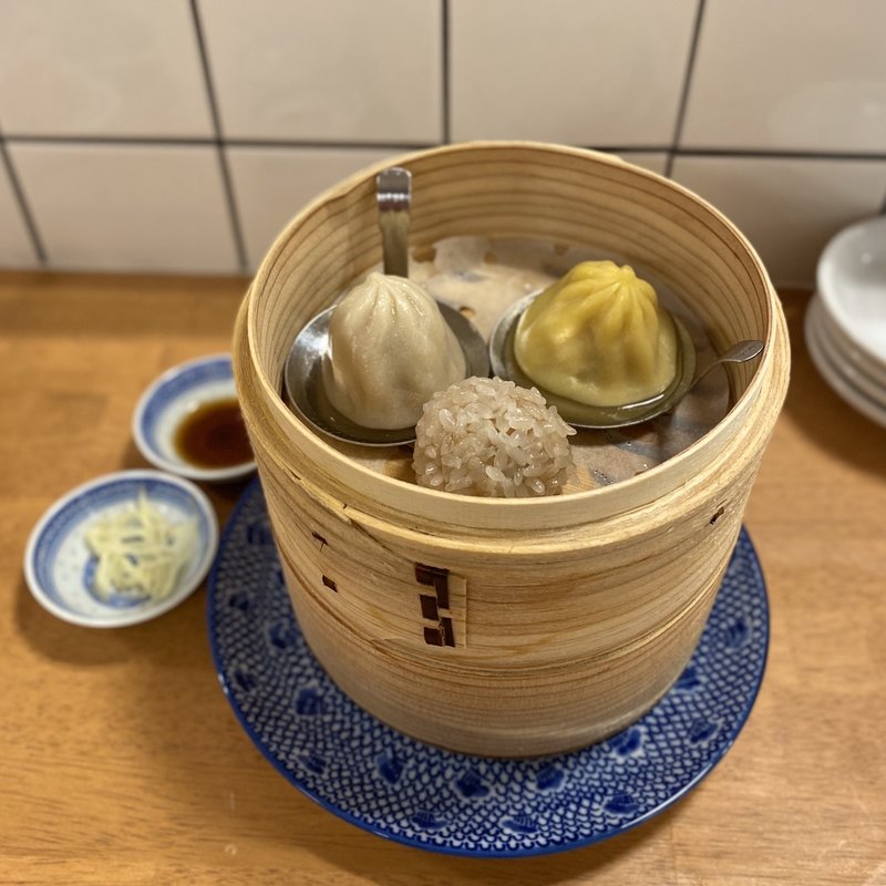 肉小籠包、蟹小籠包、餅米肉団子(狼牙包包軒)