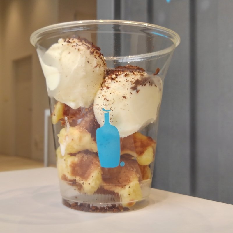 ワッフルパフェ(ブルーボトルコーヒー NEWoMan YOKOHAMA カフェスタンド)