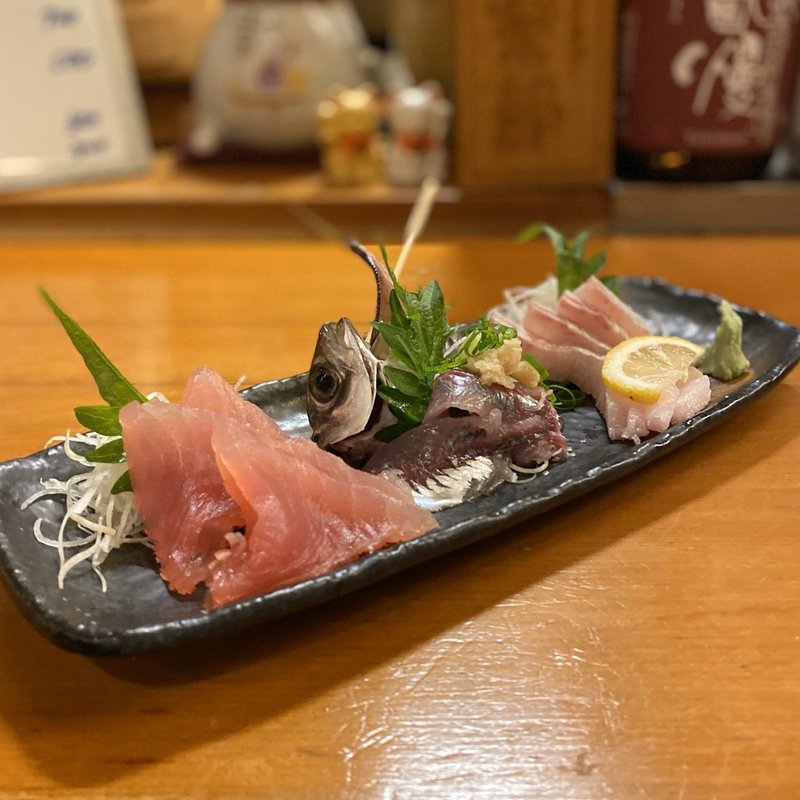 お造り三点盛(鬢長鮪、鯵、寒鰤)(城のこし )