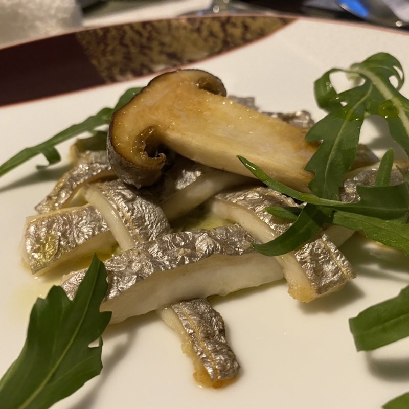 太刀魚と大黒本しめじのロースト(レストラン・ピウ)