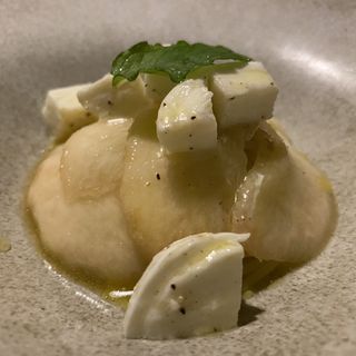 桃と水牛のモッツァレラの冷製フェデリーニ(レストラン・ピウ)