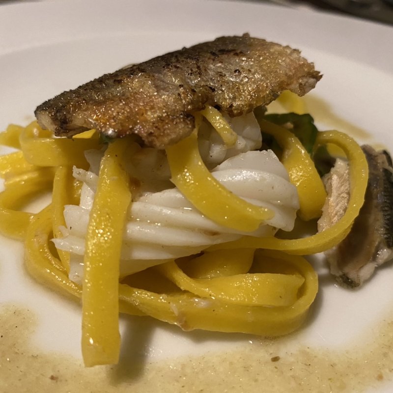 鮎のコンフィと白烏賊のアーリオオーリオ サフランを練り込んだトレネッテ(レストラン・ピウ)