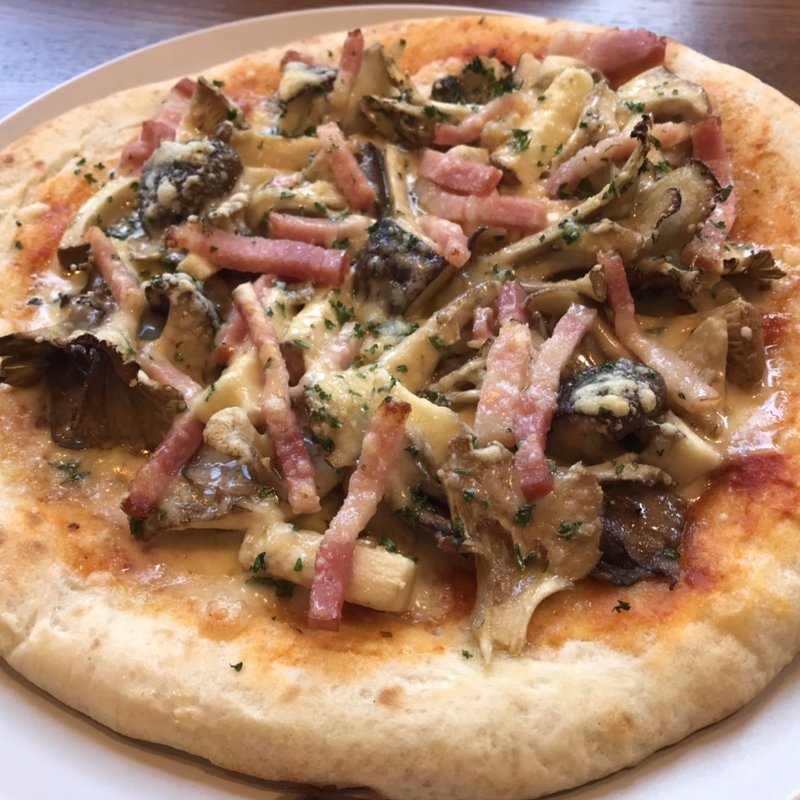 魚沼キノコとベーコンピザ(レストラン　バレーナ)