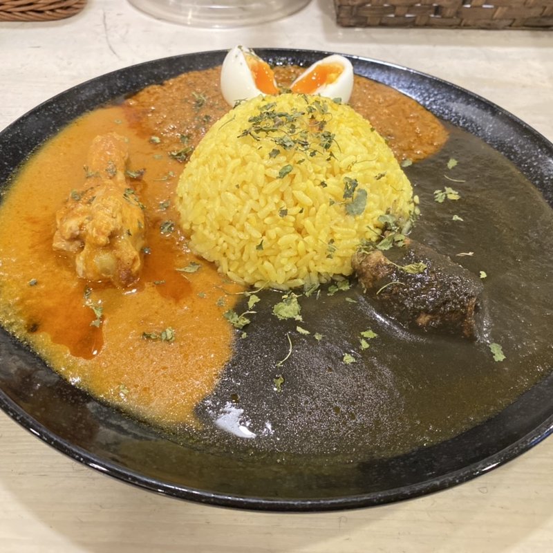 黒×赤×キーマ3種のあいがけ伽哩(cafe 黒岩伽哩)